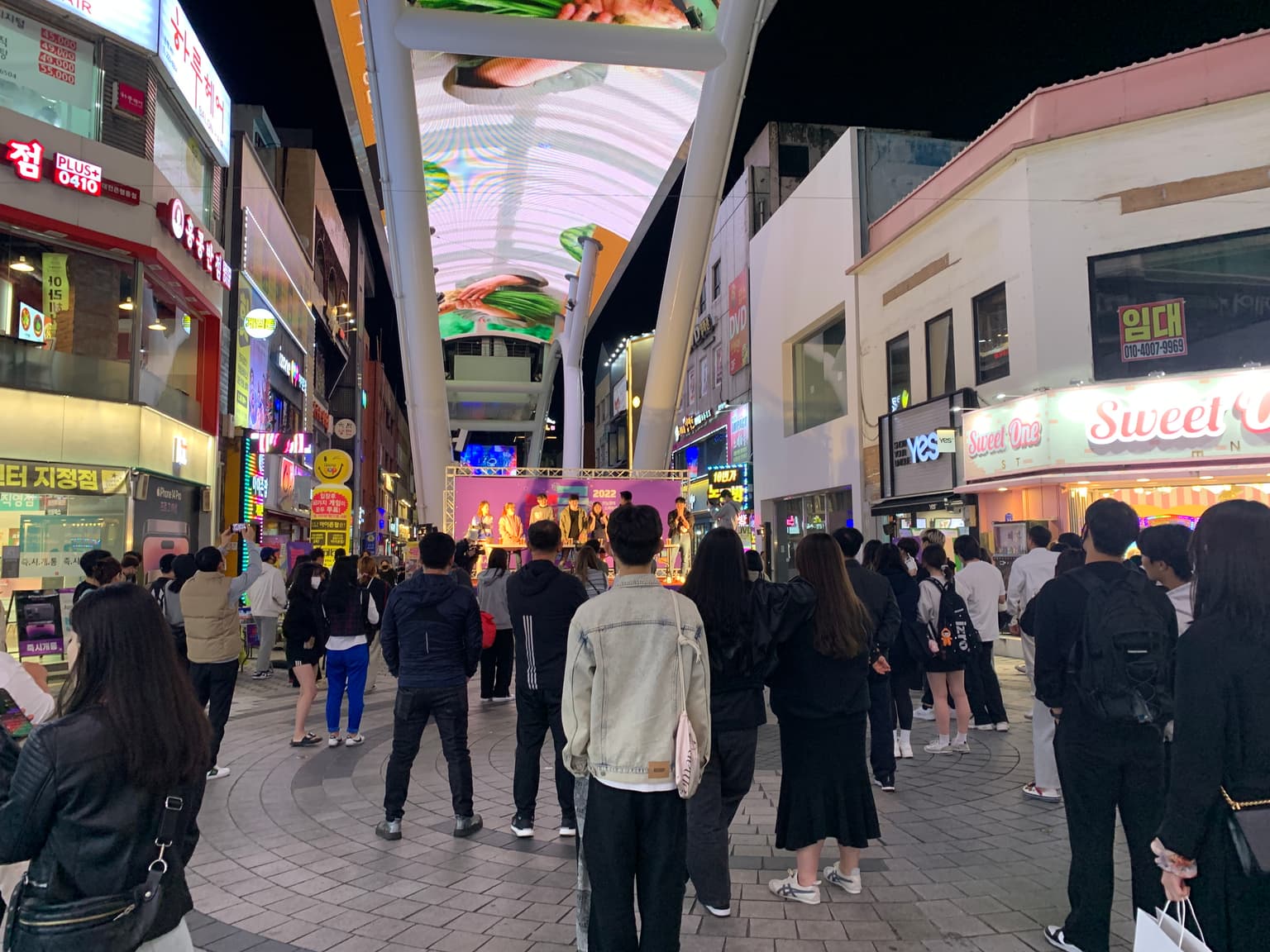 대전천 축제 현장에서 시민들이 공연 무대를 바라보는 장면